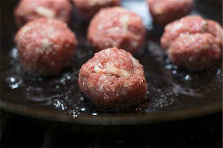 simsearch:659-06188604,k - Raw meatballs being fried in a pan Stock Photo - Premium Royalty-Free, Code: 659-09125775