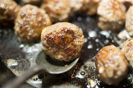 simsearch:659-06188604,k - Meatballs being fried in a pan Stock Photo - Premium Royalty-Free, Code: 659-09125777