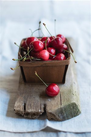 simsearch:659-07597339,k - Cherries in a wooden basket Stock Photo - Premium Royalty-Free, Code: 659-09125800
