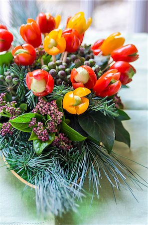 pine branch - Bouquet of cherry tomatoes, rosemary and avocado Photographie de stock - Premium Libres de Droits, Code: 659-09125825
