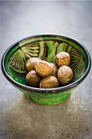 simsearch:659-07027144,k - Nutmegs in a little bowl Stock Photo - Premium Royalty-Free, Code: 659-09125900
