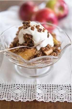 simsearch:659-01850806,k - Apple crisp with cream Stock Photo - Premium Royalty-Free, Code: 659-09125915