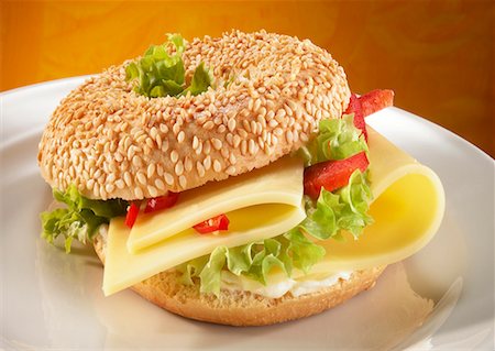 Sesame bagel, topped with cheese Foto de stock - Sin royalties Premium, Código: 659-01844405