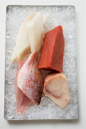 simsearch:659-03535097,k - An assortment of fish fillets on ice Foto de stock - Sin royalties Premium, Código: 659-01845901