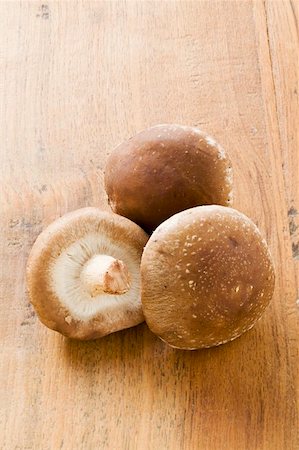 simsearch:659-03526248,k - Three shiitake mushrooms Stock Photo - Premium Royalty-Free, Code: 659-01846979