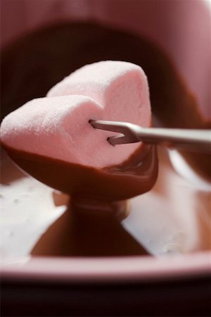 Chocolate fondue with heart- shaped marshmallow Stock Photo - Premium Royalty-Free, Code: 659-01849718