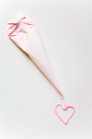 piping - Pink iced heart and a piping bag Stock Photo - Premium Royalty-Free, Code: 659-01849909