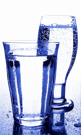 simsearch:659-07597787,k - Deux verres d'eau minérale en bleu Photographie de stock - Premium Libres de Droits, Code: 659-01843129