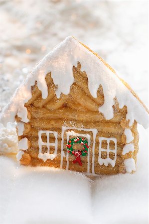 Maple log cabin (gingerbread house with maple syrup, USA) Stock Photo - Premium Royalty-Free, Code: 659-01843425
