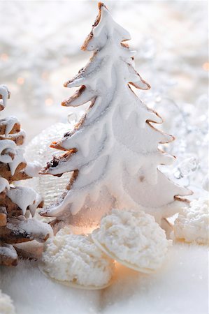 frosted - Gingerbread fir tree and coconut macaroons Stock Photo - Premium Royalty-Free, Code: 659-01843426