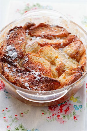 simsearch:659-01850806,k - Scheiterhaufen ("Log pyre", bread pudding) with icing sugar Stock Photo - Premium Royalty-Free, Code: 659-01843476