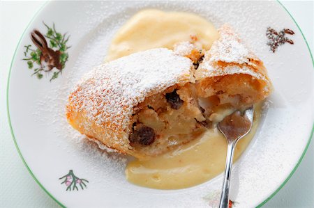 simsearch:659-01850806,k - A piece of apple strudel with custard Stock Photo - Premium Royalty-Free, Code: 659-01843472
