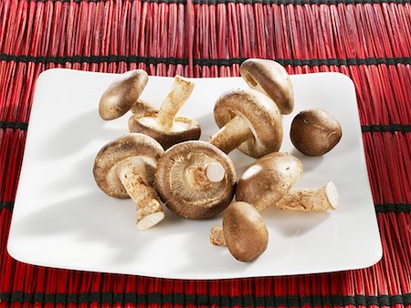 simsearch:659-03526248,k - Fresh shiitake mushrooms in white dish Stock Photo - Premium Royalty-Free, Code: 659-01854527