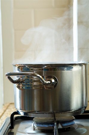 Pan of boiling water on a hob Stock Photo - Premium Royalty-Free, Code: 659-01856101