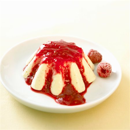 Turned-out Bavarian cream with raspberry sauce Stock Photo - Premium Royalty-Free, Code: 659-01856139