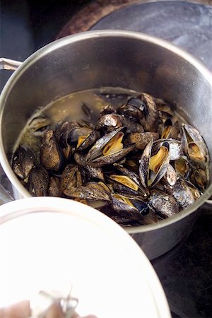 Cooking mussels Stock Photo - Premium Royalty-Free, Code: 659-01856548