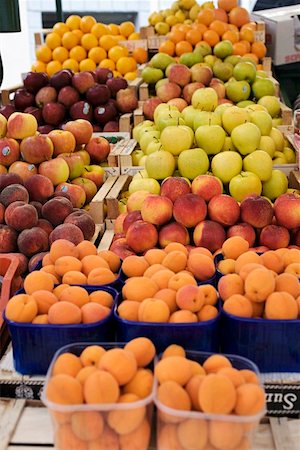 Étal de fruits avec les abricots, les pêches, les pommes, les oranges Photographie de stock - Premium Libres de Droits, Code: 659-01857653
