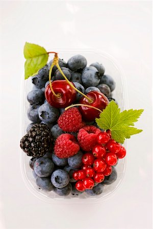 simsearch:659-08419643,k - Assorted berries and two cherries in plastic punnet Stock Photo - Premium Royalty-Free, Code: 659-01857686