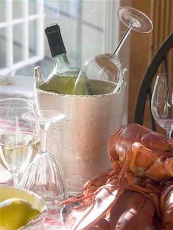 simsearch:659-06186663,k - White wine bottle in ice bucket, wine glasses, lobster, lemon Stock Photo - Premium Royalty-Free, Code: 659-01858656