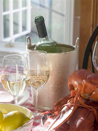 simsearch:659-06186663,k - White wine bottle in ice bucket, wine glasses, lobster, lemon Stock Photo - Premium Royalty-Free, Code: 659-01858657