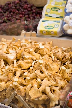 simsearch:659-02212217,k - Fresh chanterelles in a crate at a market Stock Photo - Premium Royalty-Free, Code: 659-01858830