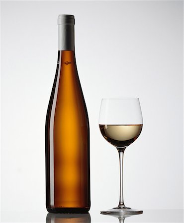 simsearch:659-06186663,k - Glass and bottle of white wine Stock Photo - Premium Royalty-Free, Code: 659-01850051