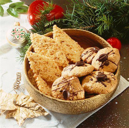 rhombus - Chocolate cookies and sweet pastry diamonds for Christmas Stock Photo - Premium Royalty-Free, Code: 659-01850661