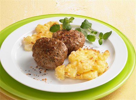 Galettes de viande avec gratin de pommes de terre Photographie de stock - Premium Libres de Droits, Code: 659-01850844