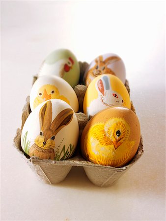 simsearch:659-03536847,k - Easter eggs painted with animal motifs in egg box Foto de stock - Sin royalties Premium, Código: 659-01851442