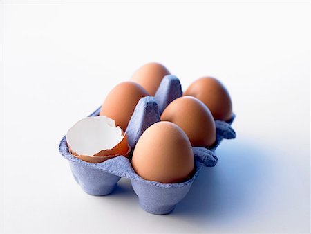 simsearch:659-03536847,k - Five whole eggs and one eggshell in egg box Foto de stock - Sin royalties Premium, Código: 659-01852079
