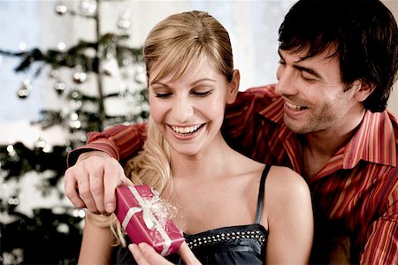 simsearch:659-03526649,k - Man giving woman a gift Stock Photo - Premium Royalty-Free, Code: 659-01852930