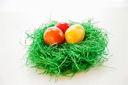 simsearch:659-03536847,k - Easter nest with three coloured eggs Foto de stock - Sin royalties Premium, Código: 659-01853020