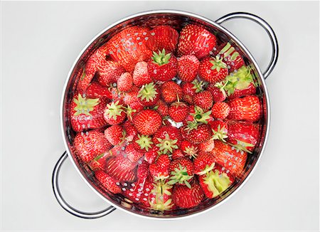 simsearch:659-06186270,k - Fresh strawberries in a colander Stock Photo - Premium Royalty-Free, Code: 659-01853187