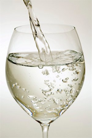 simsearch:659-07597787,k - Couler de l'eau minérale dans un verre de vin Photographie de stock - Premium Libres de Droits, Code: 659-01853715