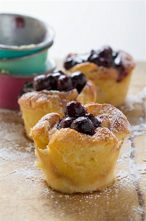 simsearch:659-02213122,k - Individual bread puddings with cherries & icing sugar Stock Photo - Premium Royalty-Free, Code: 659-01853768