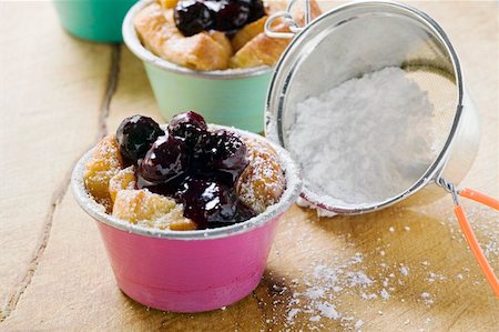 simsearch:659-01850806,k - Individual bread puddings with cherries & icing sugar Stock Photo - Premium Royalty-Free, Code: 659-01853762