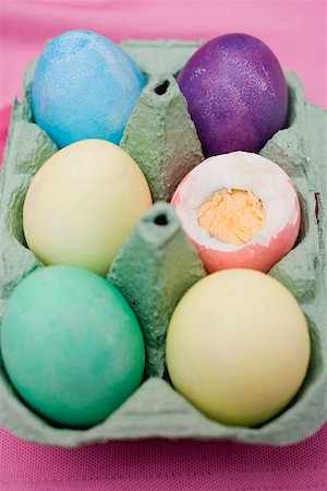 simsearch:659-03536847,k - Coloured boiled eggs in egg box Foto de stock - Sin royalties Premium, Código: 659-01864326