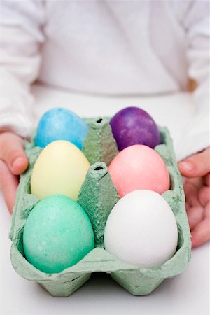 simsearch:659-03536847,k - Child holding egg box full of coloured eggs Foto de stock - Sin royalties Premium, Código: 659-01864320