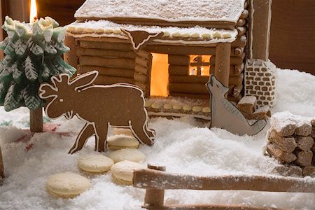 reindeer in snow - Gingerbread house with gingerbread animals Foto de stock - Sin royalties Premium, Código: 659-01864437