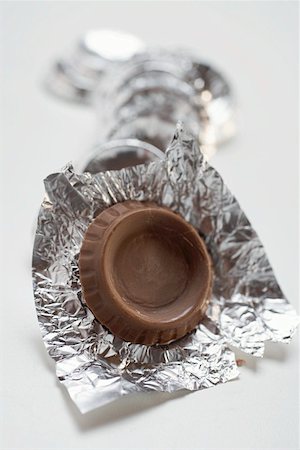 packed - Chocolate thins in silver paper Foto de stock - Sin royalties Premium, Código: 659-01864478
