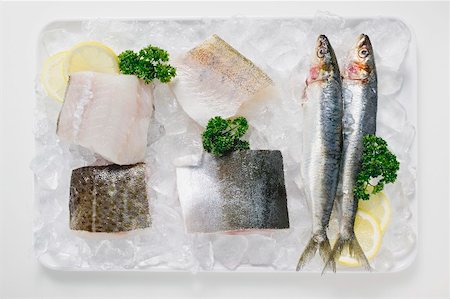 simsearch:659-03535097,k - Various types of fish on a platter of ice Foto de stock - Sin royalties Premium, Código: 659-01864722