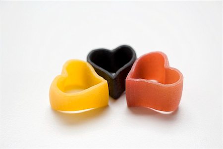 simsearch:659-03536847,k - Three pieces of heart-shaped pasta Foto de stock - Sin royalties Premium, Código: 659-01864776