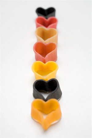 simsearch:659-03536847,k - Coloured heart-shaped pasta in a row Foto de stock - Sin royalties Premium, Código: 659-01864773