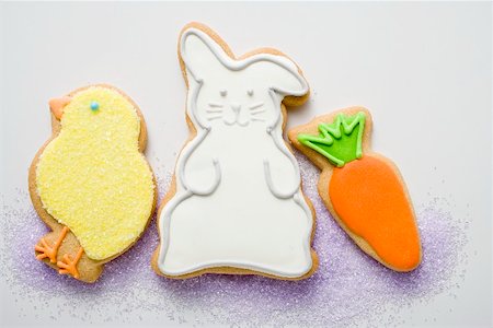 easter cookie - Three different Easter biscuits (chick, Easter Bunny, carrot) Foto de stock - Sin royalties Premium, Código: 659-01865452