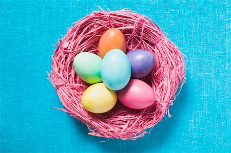 simsearch:659-03536847,k - Coloured Easter eggs in Easter nest (overhead view) Foto de stock - Sin royalties Premium, Código: 659-01865762