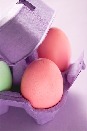 simsearch:659-03536847,k - Coloured eggs in egg box Foto de stock - Sin royalties Premium, Código: 659-01865773