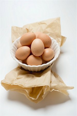 simsearch:659-03536847,k - Brown eggs in white bowl on paper Foto de stock - Sin royalties Premium, Código: 659-01861638