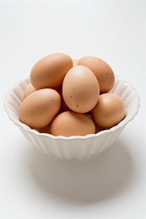 simsearch:659-03536847,k - Brown eggs in white dish Foto de stock - Sin royalties Premium, Código: 659-01861640