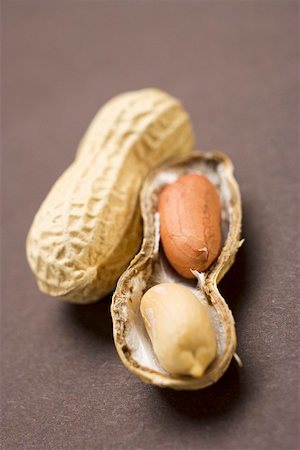 Peanuts, unopened and opened Stock Photo - Premium Royalty-Free, Code: 659-01861912