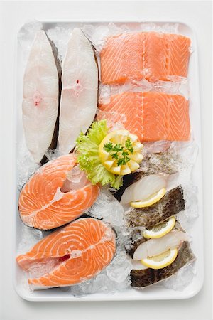 simsearch:659-03535097,k - Fresh salmon and sea bass pieces on tray of ice Foto de stock - Sin royalties Premium, Código: 659-01862754